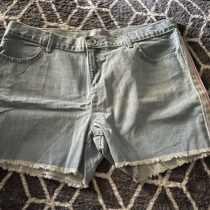 Girls| Light Blue Shorts w Rainbow Stripe